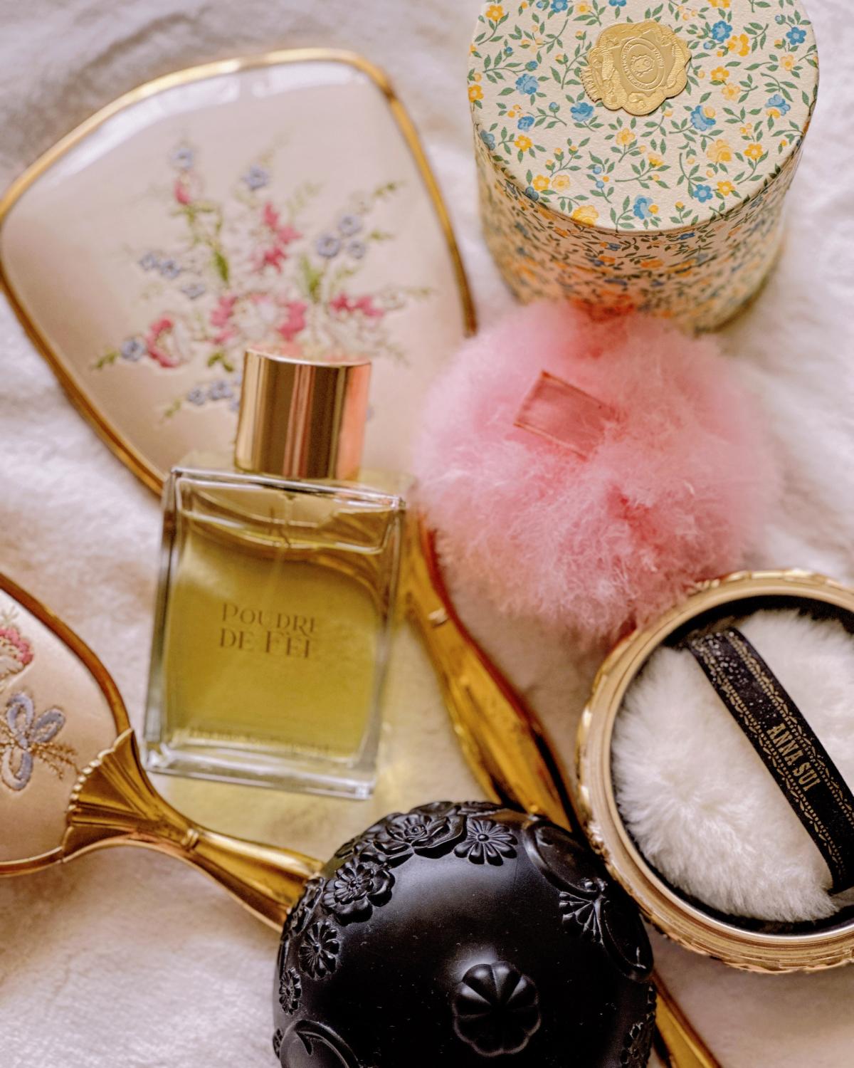 عطر ادکلن پودر دو فی اونومیسمو - Poudre de fée Unomismo - بررسی، قیمت و خرید