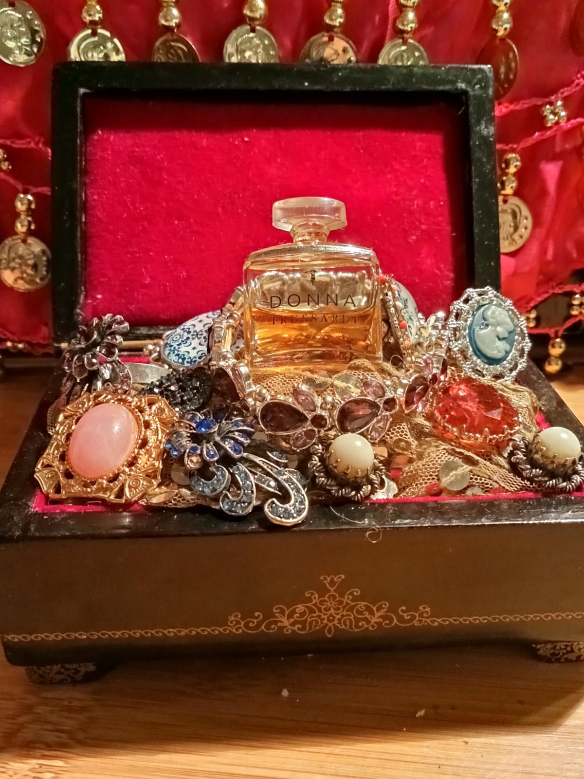 عطر ادکلن دونا تراساردی تروساردی - Donna Trussardi Trussardi - بررسی، قیمت و خرید