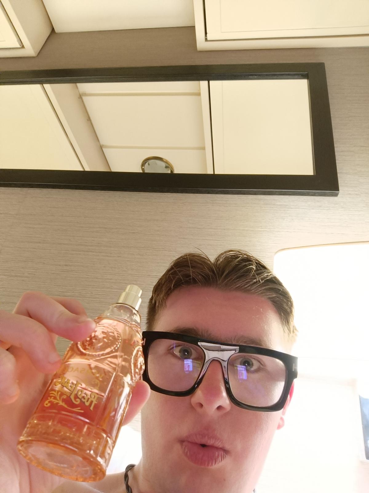 عطر ادکلن رد جینز ورساچه - Red Jeans Versace - بررسی، قیمت و خرید