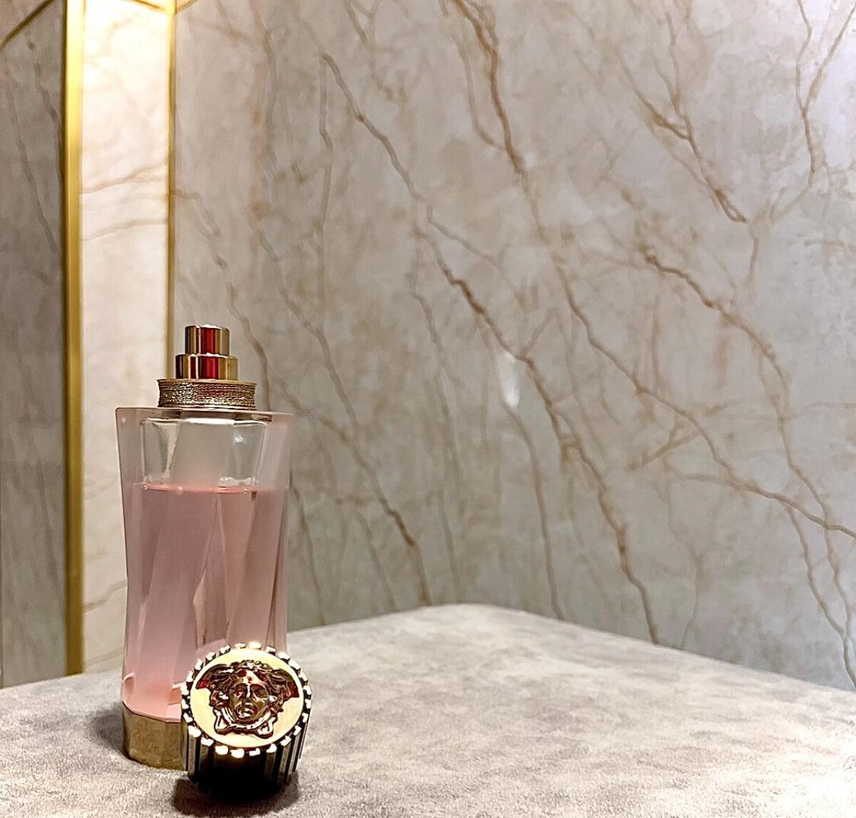 عطر ادکلن اکلا دو رز ورساچه - Éclat de Rose Versace - بررسی، قیمت و خرید