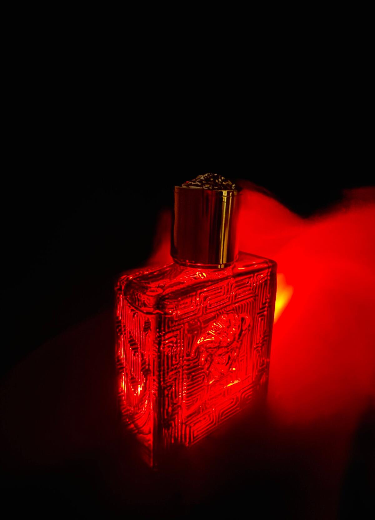 عطر ادکلن ایروس فلیم ورساچه - Eros Flame Versace - بررسی، قیمت و خرید