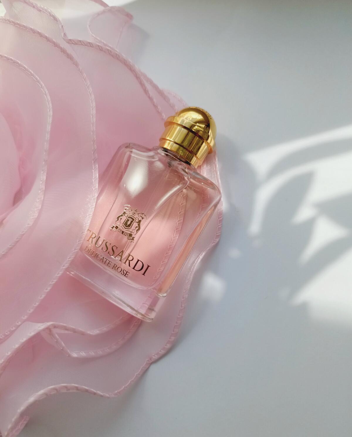 عطر ادکلن ترساردی دلیکیت رز تروساردی - Trussardi Delicate Rose Trussardi - بررسی، قیمت و خرید