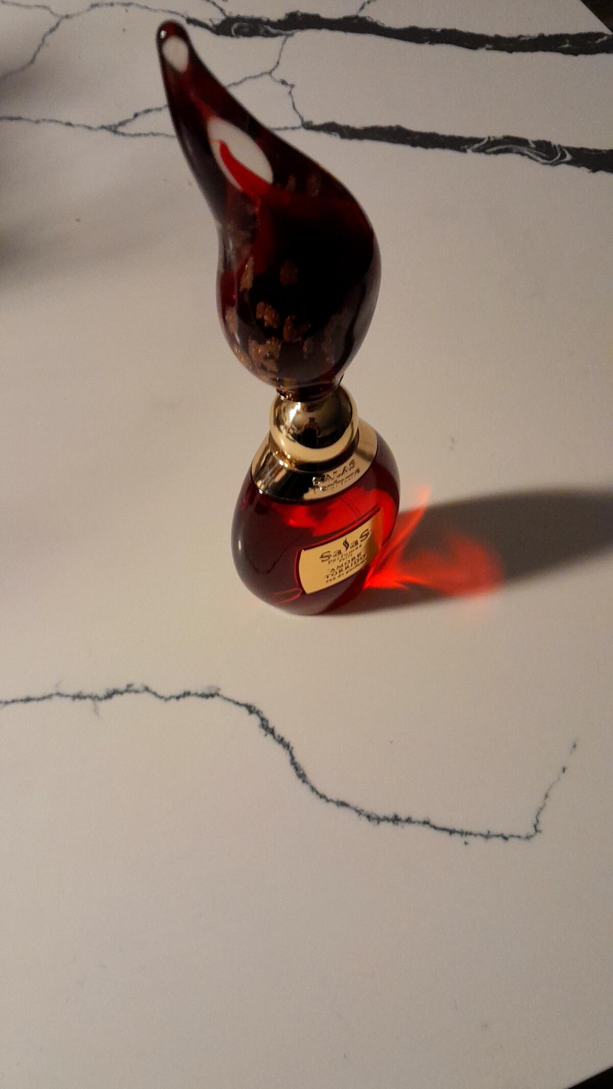 عطر ادکلن آموره توریدو سالاس - Amore Torrido Salas - بررسی، قیمت و خرید