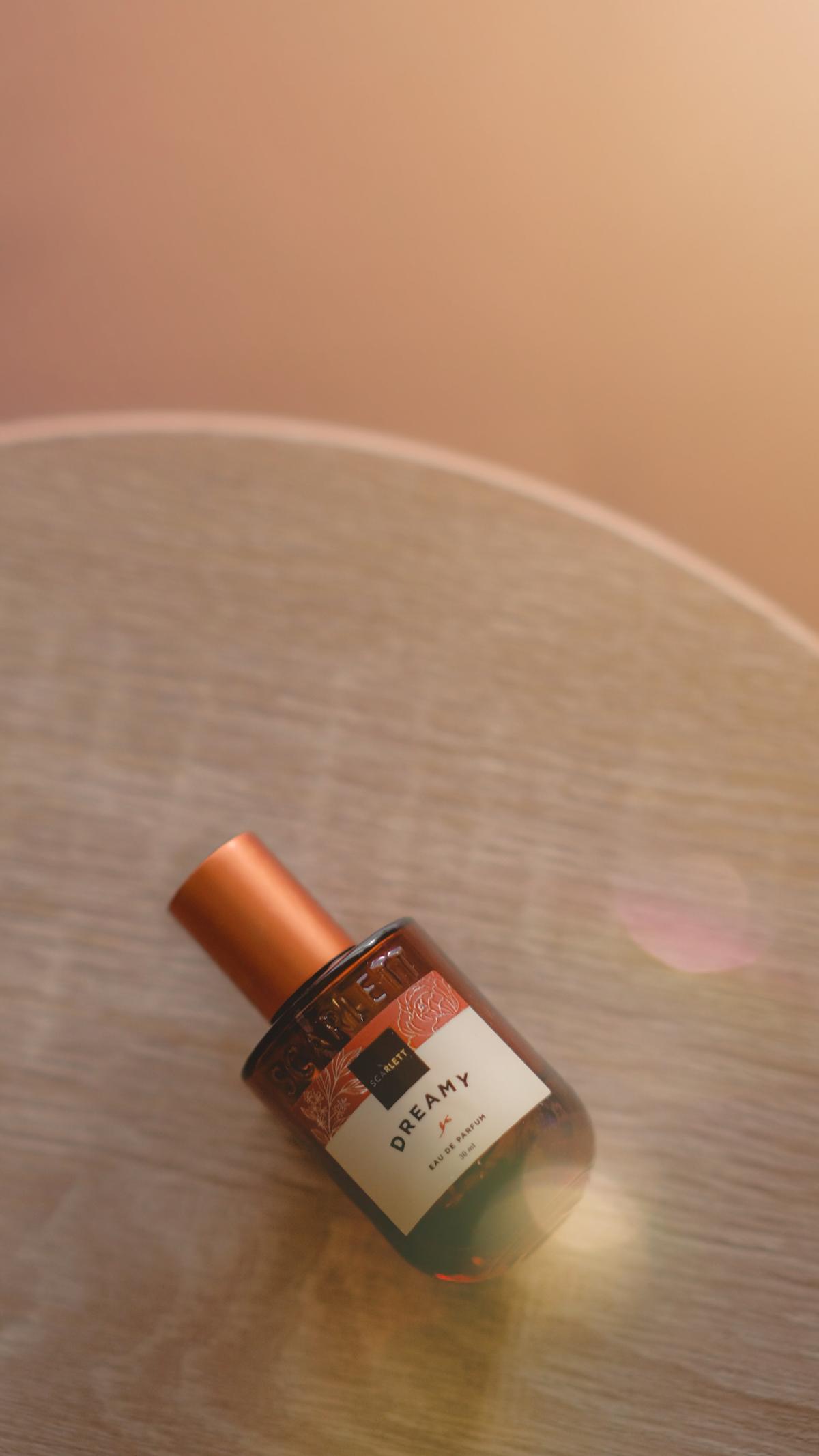 عطر ادکلن دریمی اسکارلت - Dreamy Scarlett - بررسی، قیمت و خرید