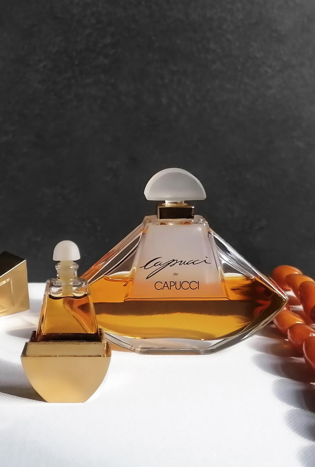 عطر ادکلن کاپوچی دی کاپوچی روبرتو کاپوچی - Capucci de Capucci Roberto Capucci - بررسی، قیمت و خرید