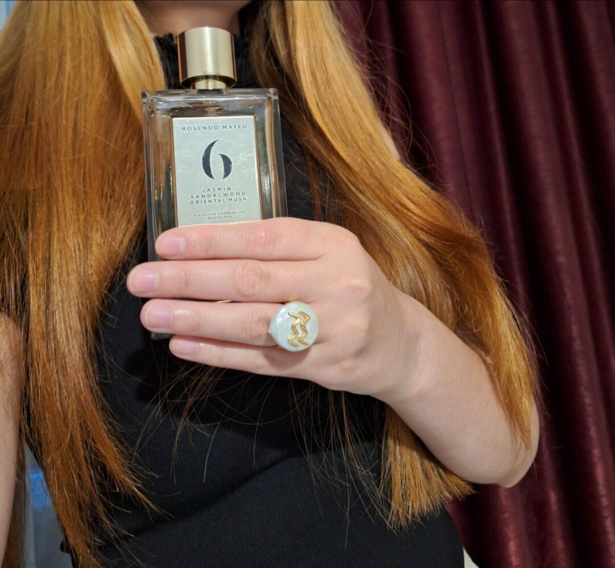 عطر ادکلن رزندو ماتیو نامبر ۶ یاسمین، ساندلوود، اورینتال ماسک روسندو ماتیو اولفکتیو اکسپرشنز - Rosendo Mateu Nº 6 Jasmin, Sandalwood, Oriental Musk Rosendo Mateu Olfactive Expressions - بررسی، قیمت و خرید