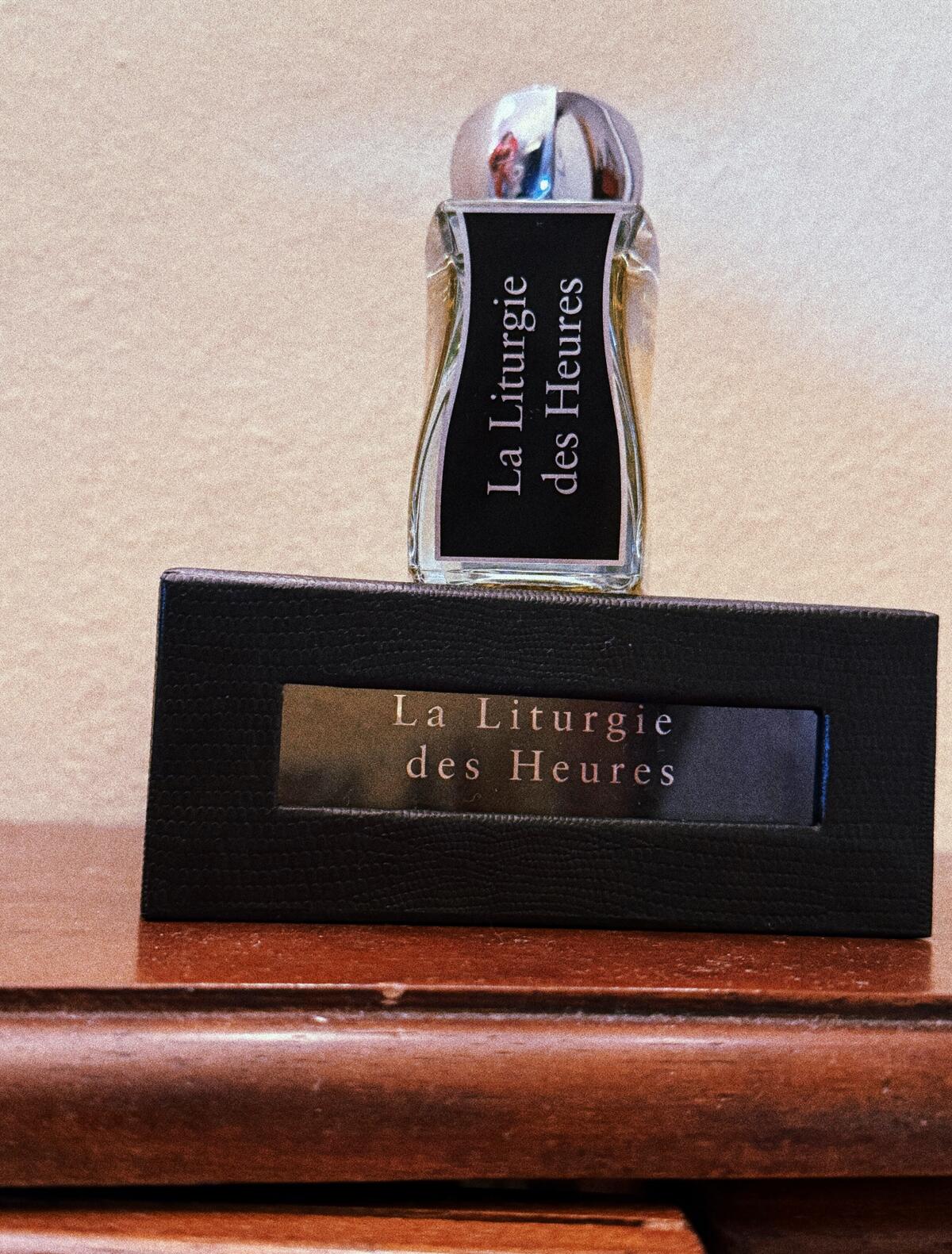 عطر ادکلن لا لیتورژی دس اور ژوووی پاریس - La Liturgie des Heures Jovoy Paris - بررسی، قیمت و خرید