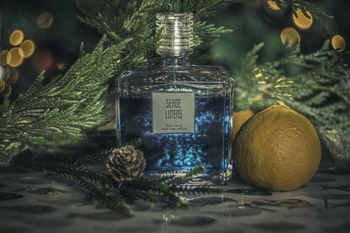 عطر ادکلن دکلوس پور اون پوغلو سرژ لوتنز - Des Clous Pour Une Pelure Serge Lutens - بررسی، قیمت و خرید