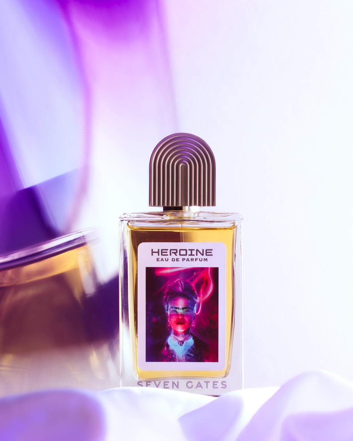 عطر ادکلن هِروئین سون گیتس - Heroine Seven Gates - بررسی، قیمت و خرید