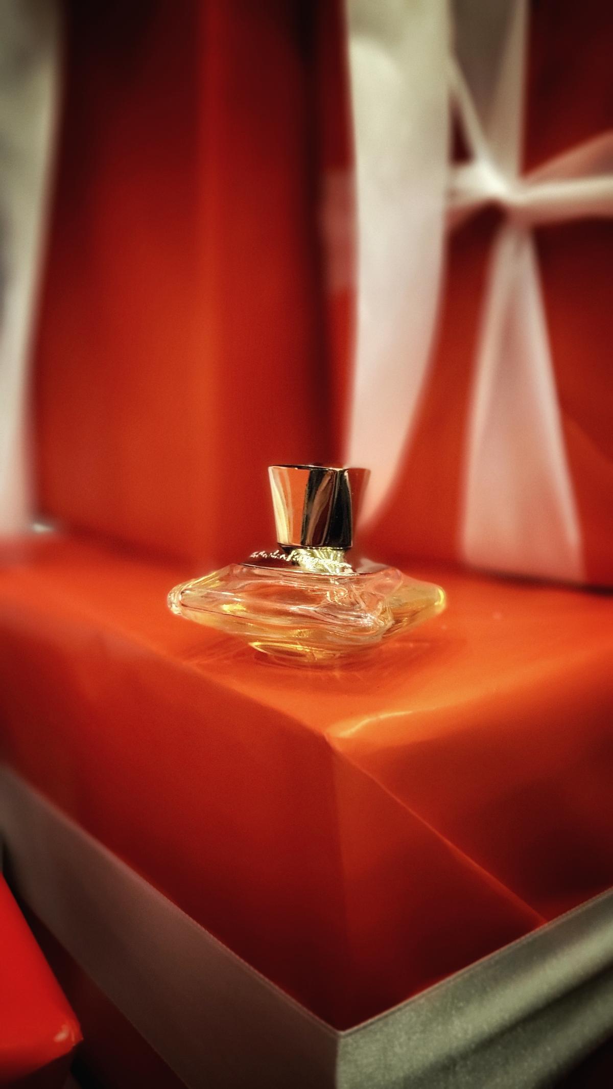 عطر ادکلن سینیورینا الاگانزا سالواتوره فراگامو - Signorina Eleganza Salvatore Ferragamo - بررسی، قیمت و خرید