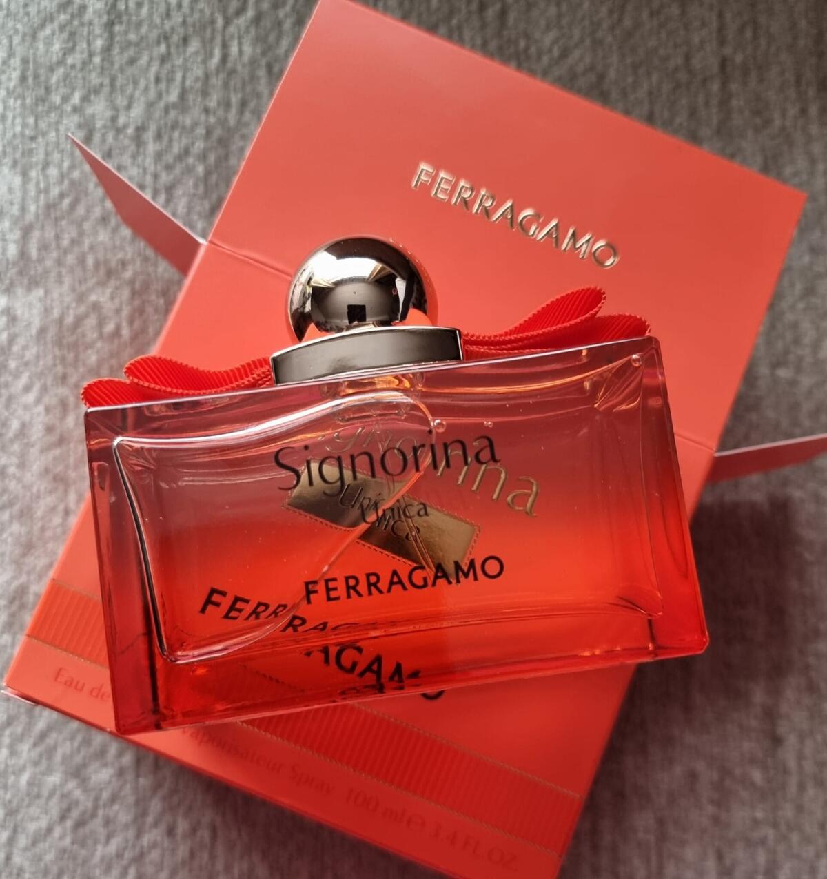 عطر ادکلن سینیورینا اونیکا سالواتوره فراگامو - Signorina Unica Salvatore Ferragamo - بررسی، قیمت و خرید