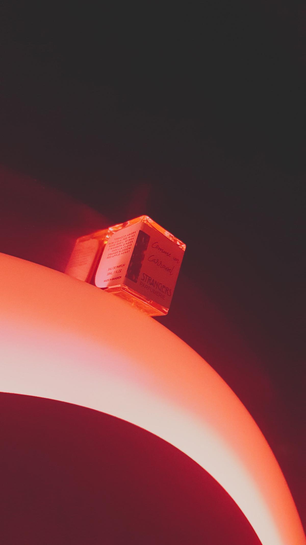 عطر ادکلن کام ان کاروسل استرنجرز پارفومری - Comme Un Carrousel Strangers Parfumerie - بررسی، قیمت و خرید