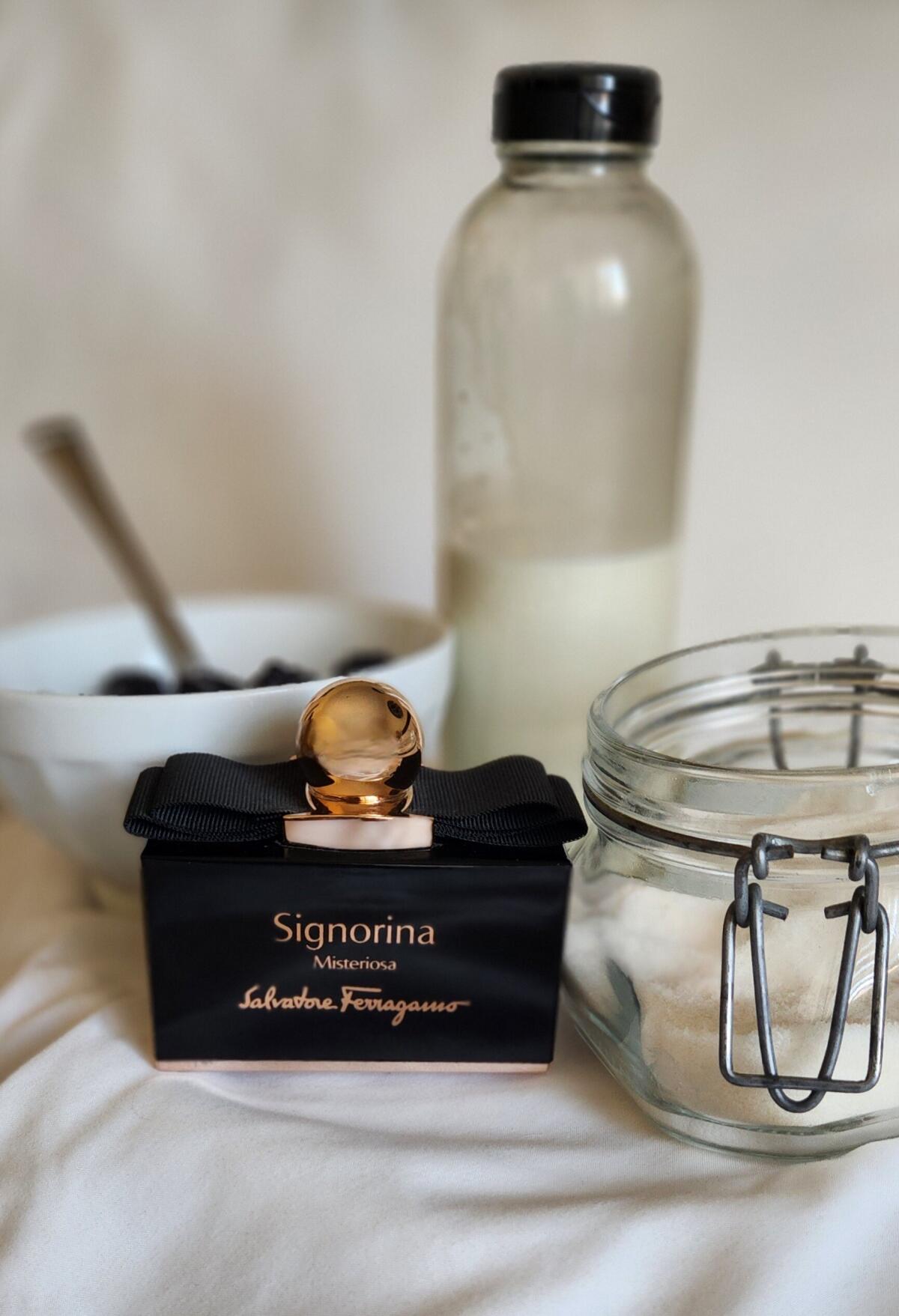 عطر ادکلن سینیورینا مستریوسا سالواتوره فراگامو - Signorina Misteriosa Salvatore Ferragamo - بررسی، قیمت و خرید