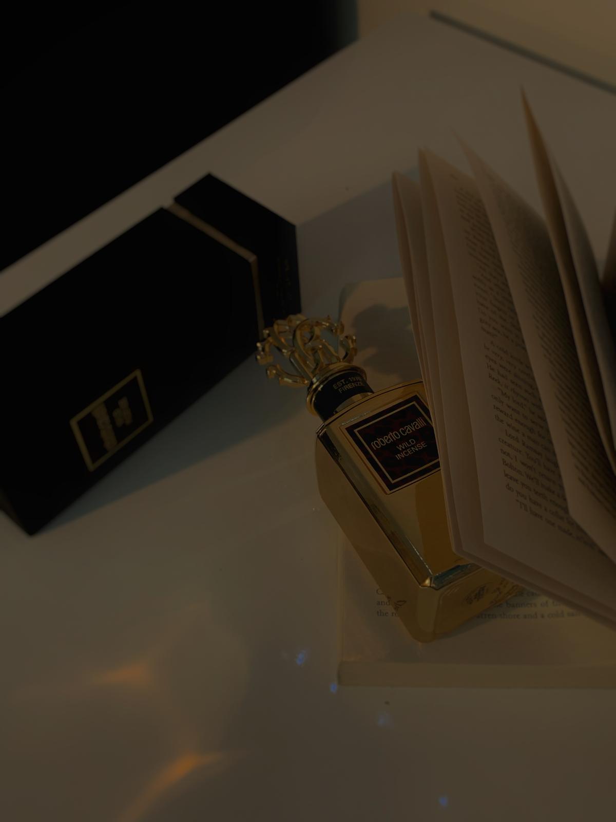 عطر ادکلن وایلد اینسنس روبرتو کاوالی - Wild Incense Roberto Cavalli - بررسی، قیمت و خرید