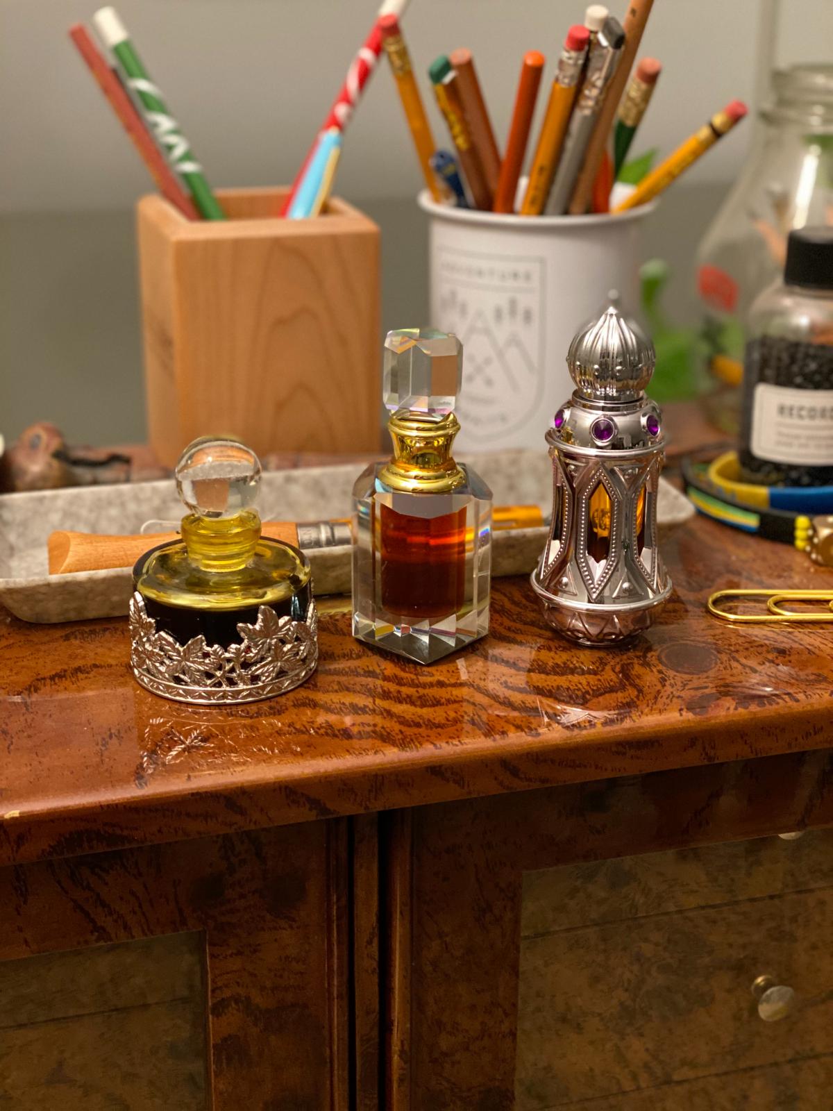 عطر ادکلن محالط ملک سوییس عربین - Mukhalat Malaki Swiss Arabian - بررسی، قیمت و خرید