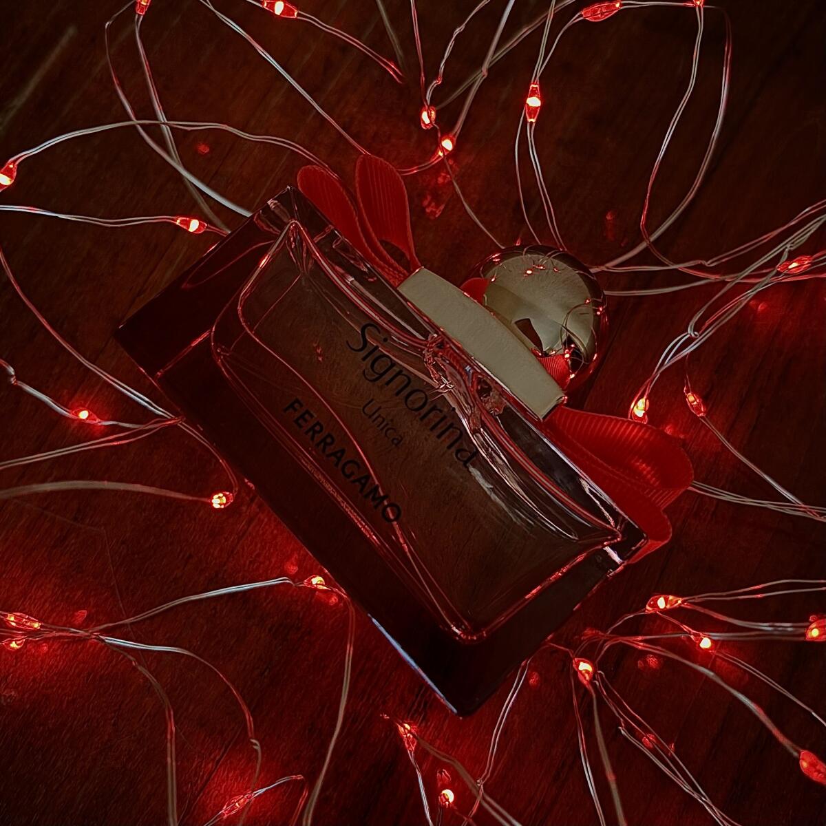 عطر ادکلن سینیورینا اونیکا سالواتوره فراگامو - Signorina Unica Salvatore Ferragamo - بررسی، قیمت و خرید