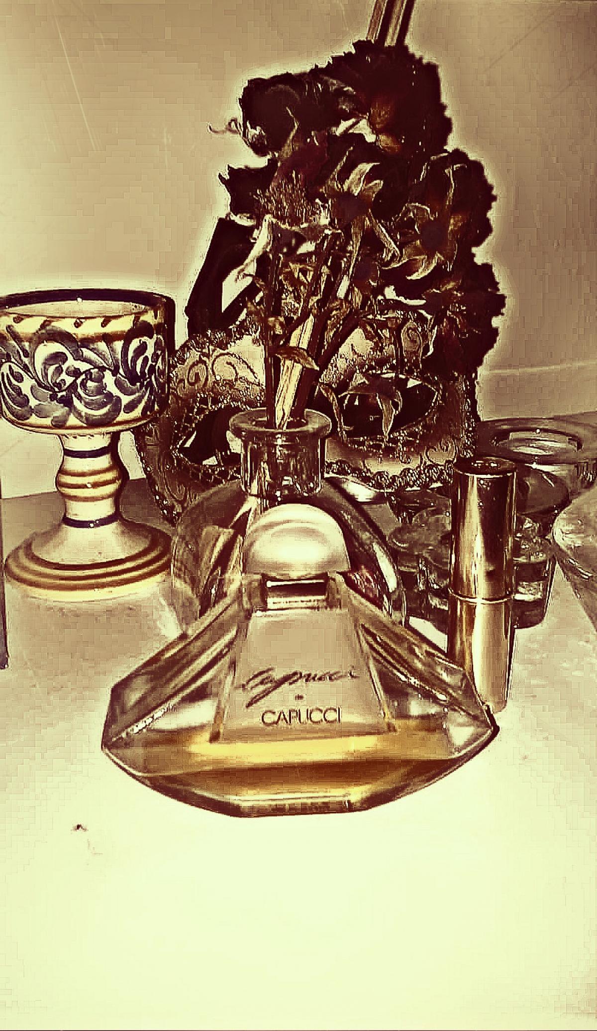 عطر ادکلن کاپوچی دی کاپوچی روبرتو کاپوچی - Capucci de Capucci Roberto Capucci - بررسی، قیمت و خرید
