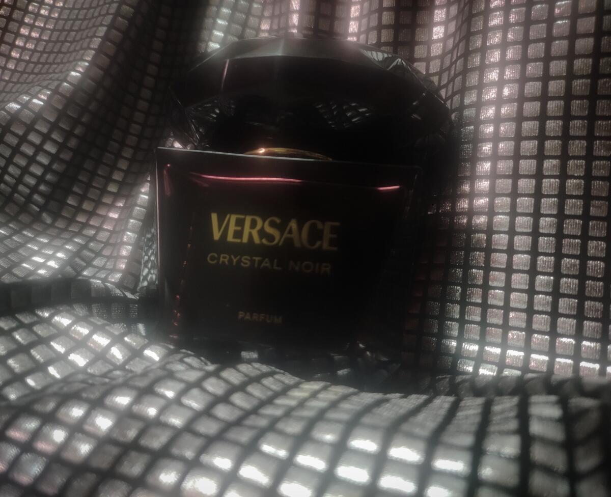 عطر ادکلن کریستال نویر پرفیوم ورساچه - Crystal Noir Parfum Versace - بررسی، قیمت و خرید