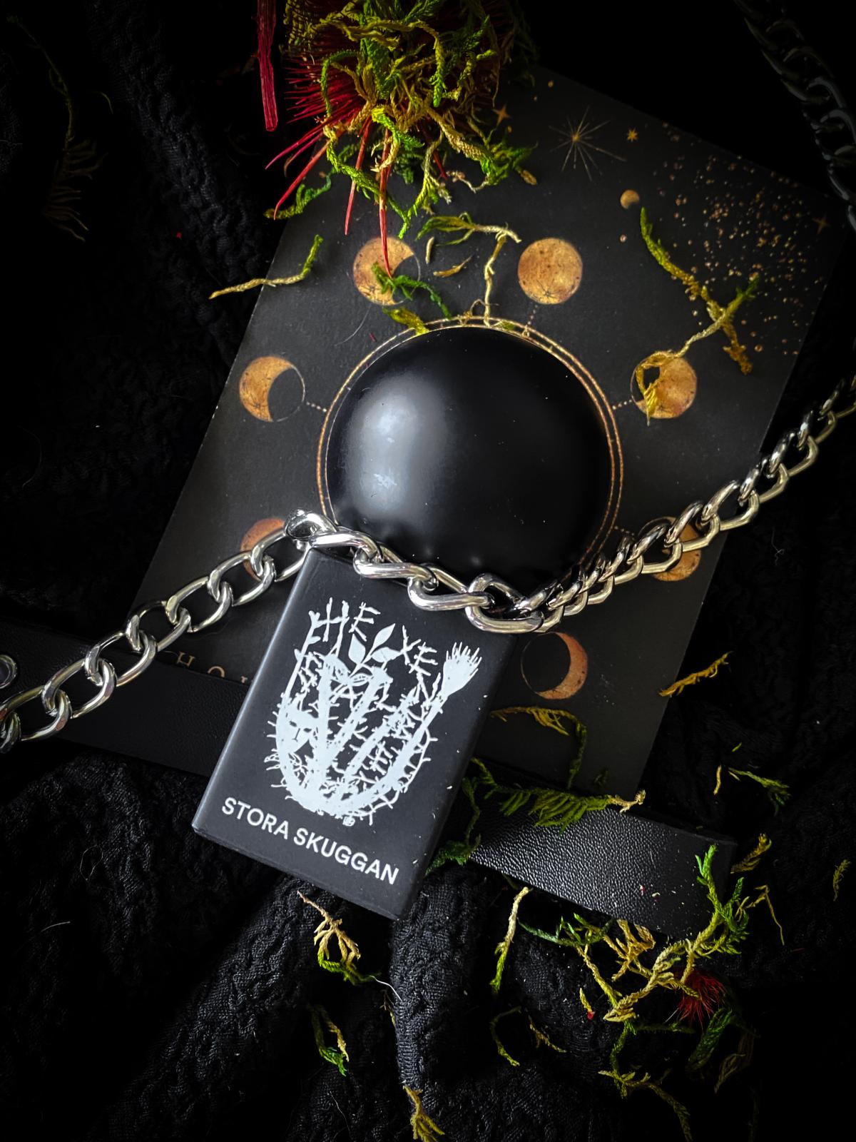 عطر ادکلن هگزن‌زالبه استورا اسکوگن - Hexensalbe Stora Skuggan - بررسی، قیمت و خرید