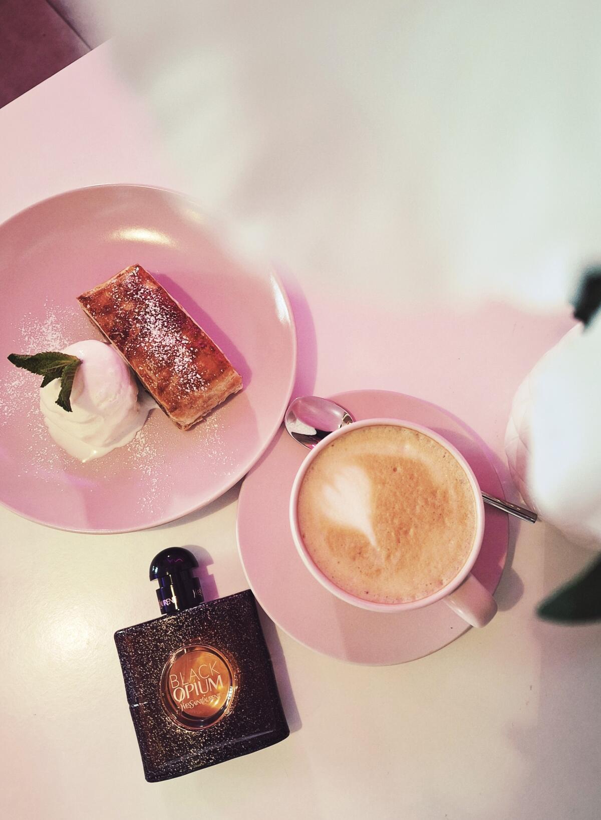 عطر ادکلن بلک اوپیوم او دو تویلت ایو سن لوران - Black Opium Eau de Toilette (2018) Yves Saint Laurent - بررسی، قیمت و خرید