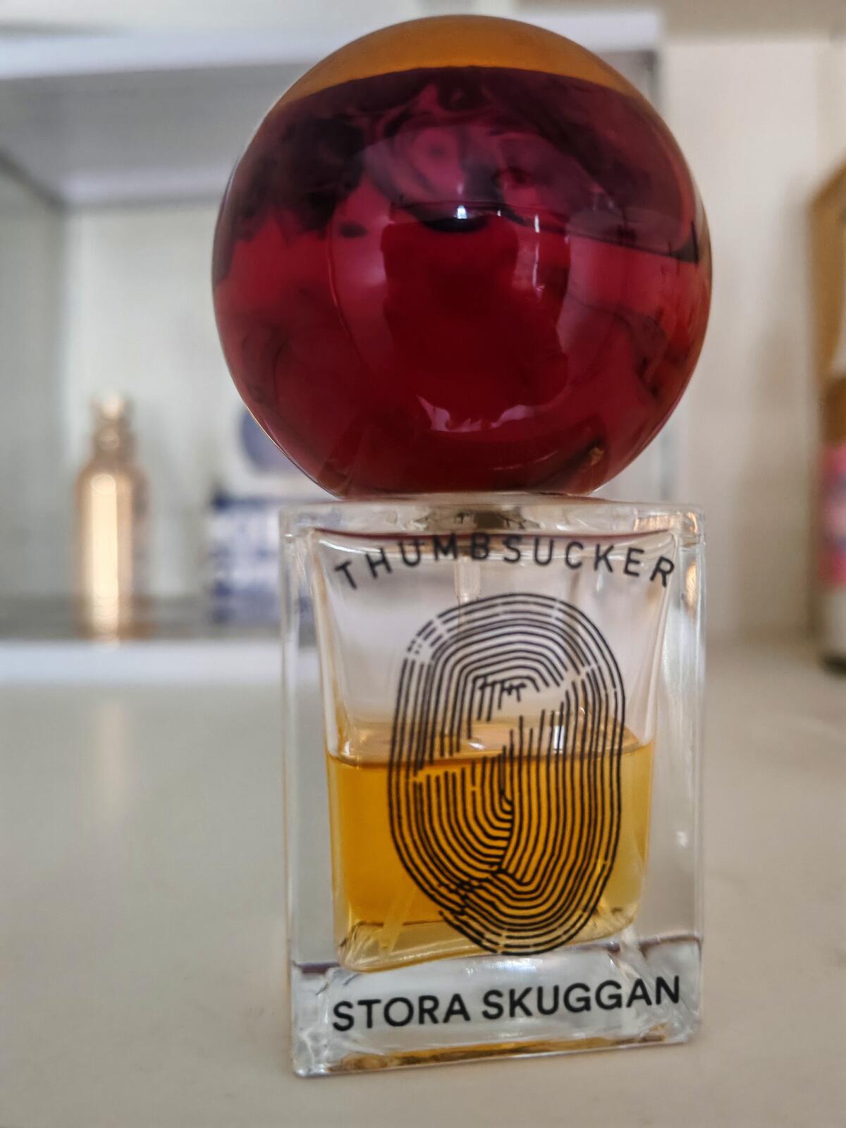 عطر ادکلن سام‌ساكر استورا اسکونگاه - Thumbsucker Stora Skuggan - بررسی، قیمت و خرید