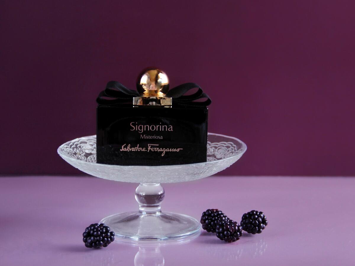عطر ادکلن سینیورینا مستریوسا سالواتوره فراگامو - Signorina Misteriosa Salvatore Ferragamo - بررسی، قیمت و خرید