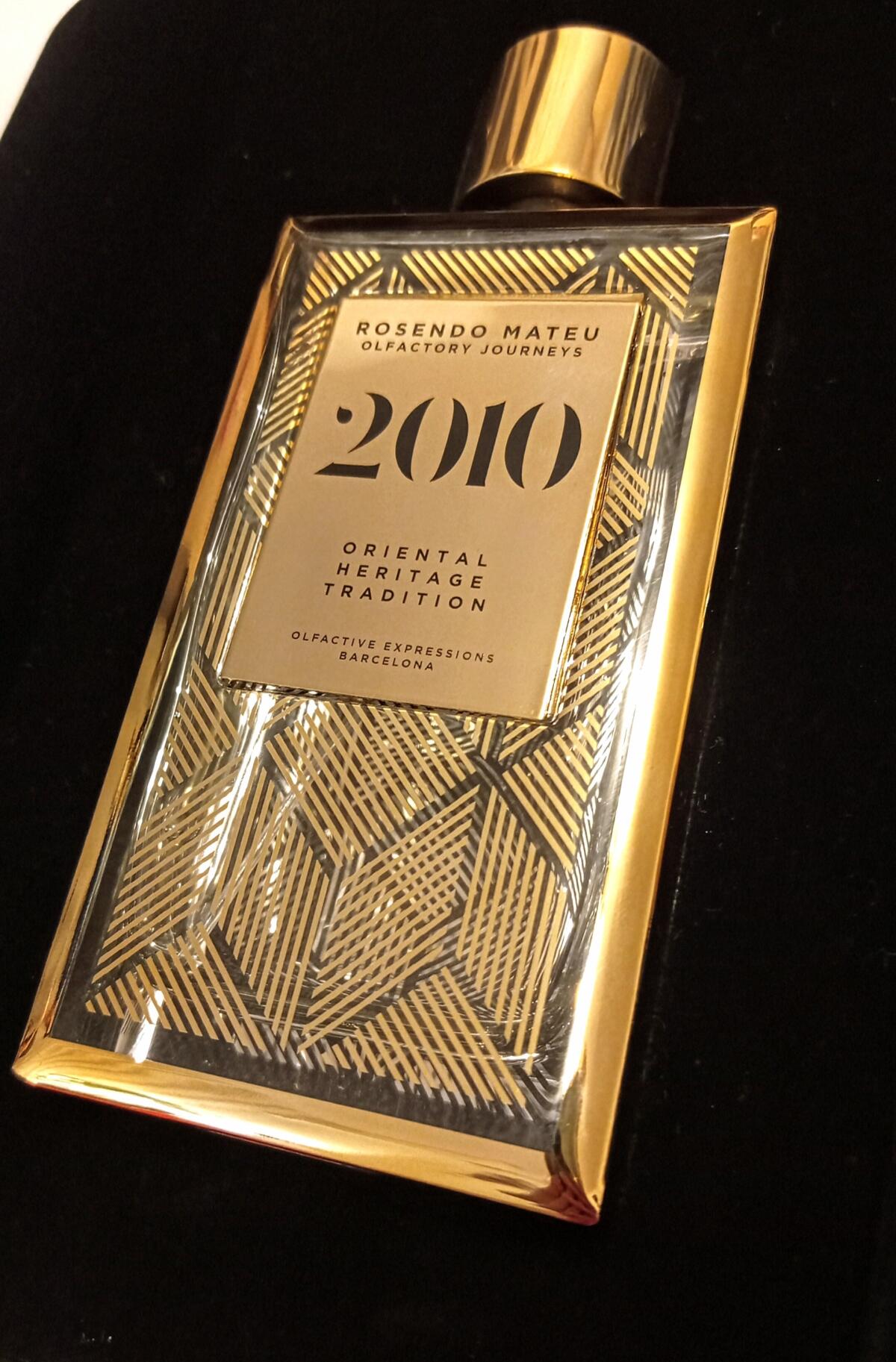 عطر ادکلن بیست‌ده رزن‌دو ماتیو اولفکتیو اکسپریشنز - 2010 Rosendo Mateu Olfactive Expressions - بررسی، قیمت و خرید