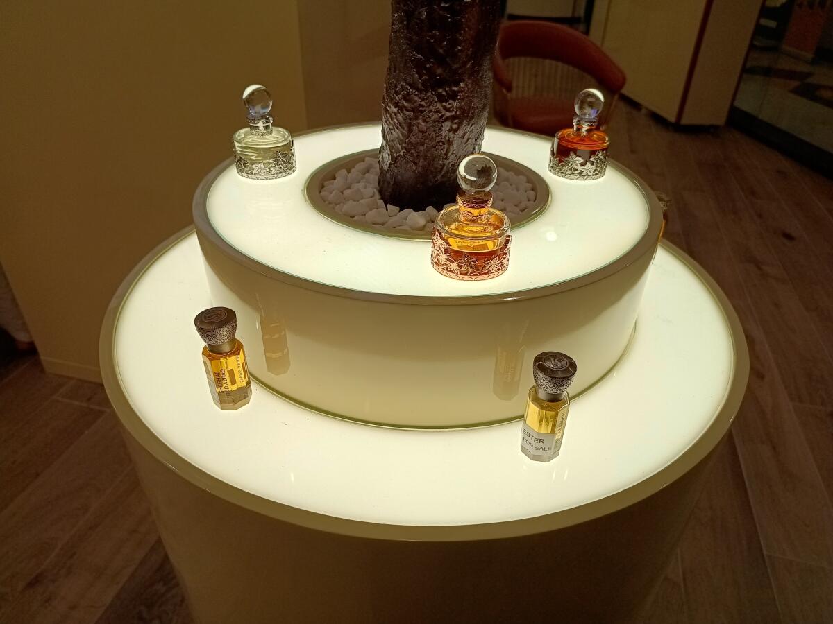 عطر ادکلن محالط ملک سوییس عربین - Mukhalat Malaki Swiss Arabian - بررسی، قیمت و خرید