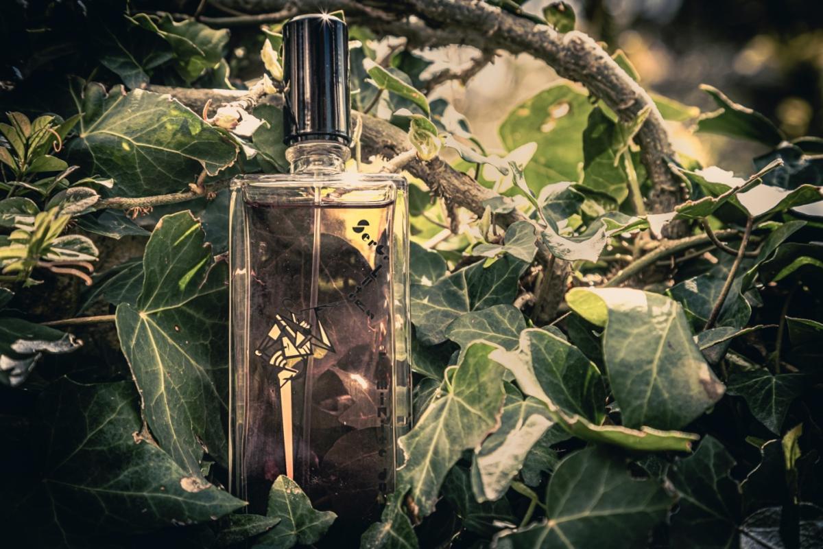 عطر ادکلن فمینیتی دو بوا لیمیتد ادیشن سرژ لوتنس - Feminité du Bois Limited Edition Serge Lutens - بررسی، قیمت و خرید