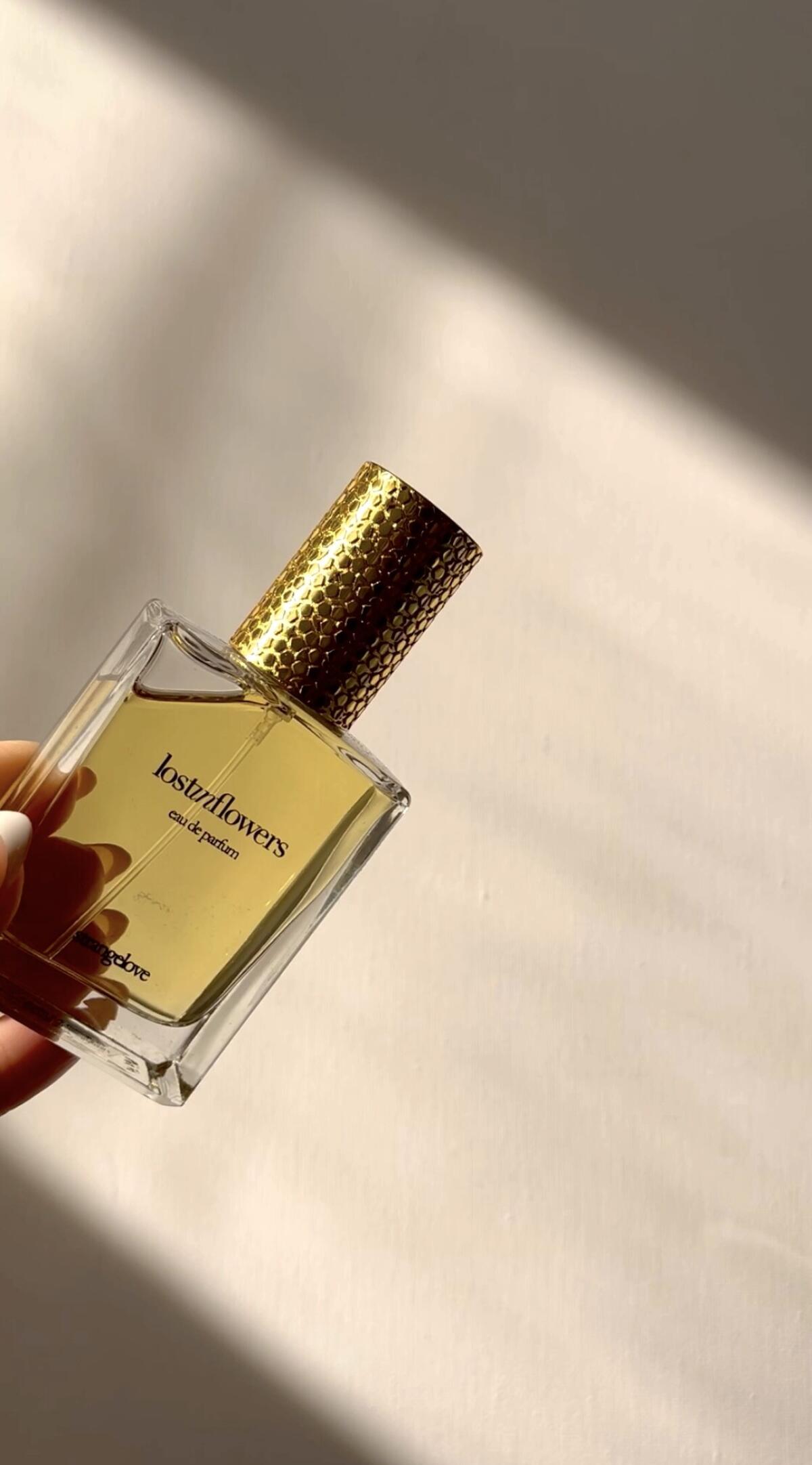عطر ادکلن لاست این فلاورز استرنجل لاو نیویورک - Lost In Flowers Strangelove NYC - بررسی، قیمت و خرید
