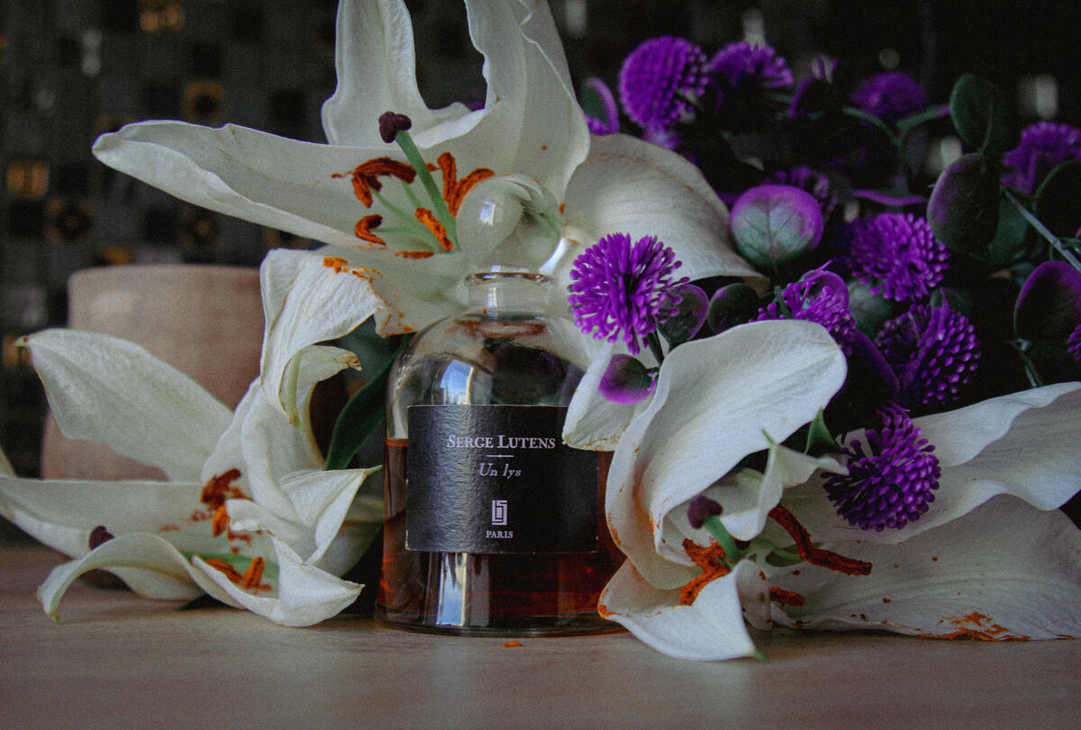 عطر ادکلن آن لیس سرج لوتنز - Un Lys Serge Lutens - بررسی، قیمت و خرید