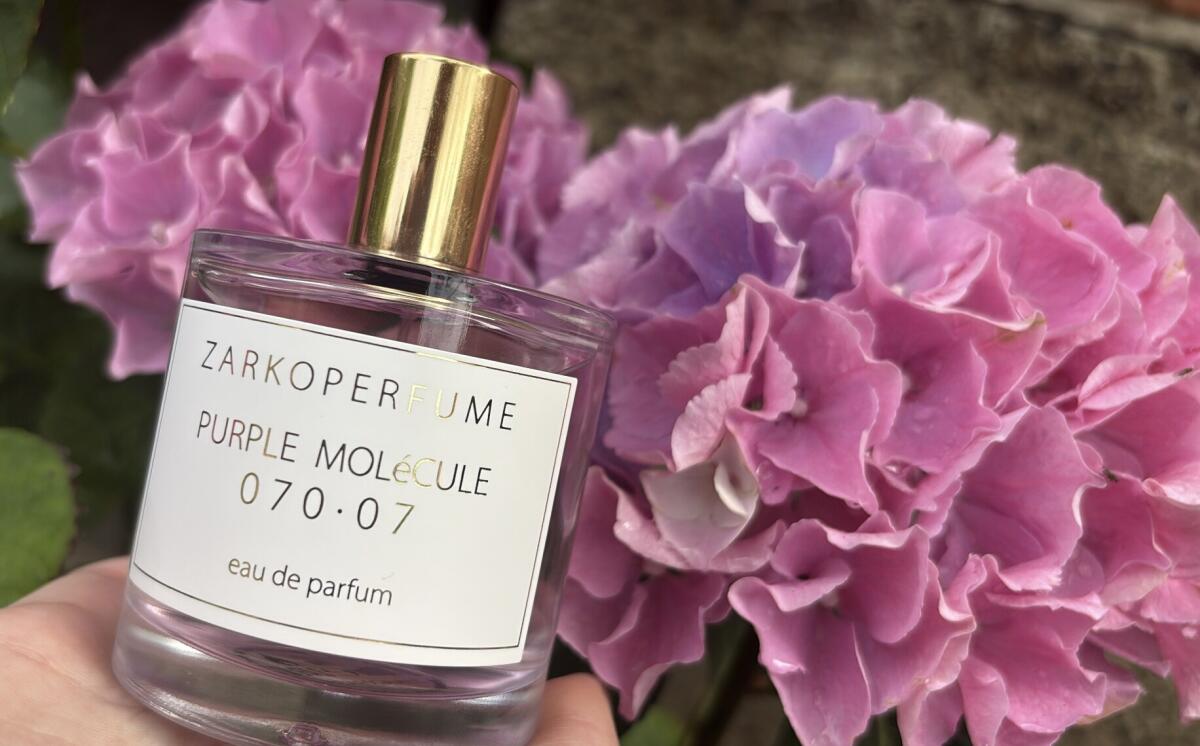 عطر ادکلن پرپل مولکول صفر هفتاد · صفر هفت زارکو پرفیوم - Purple Molecule 070 · 07 ZARKOPERFUME - بررسی، قیمت و خرید