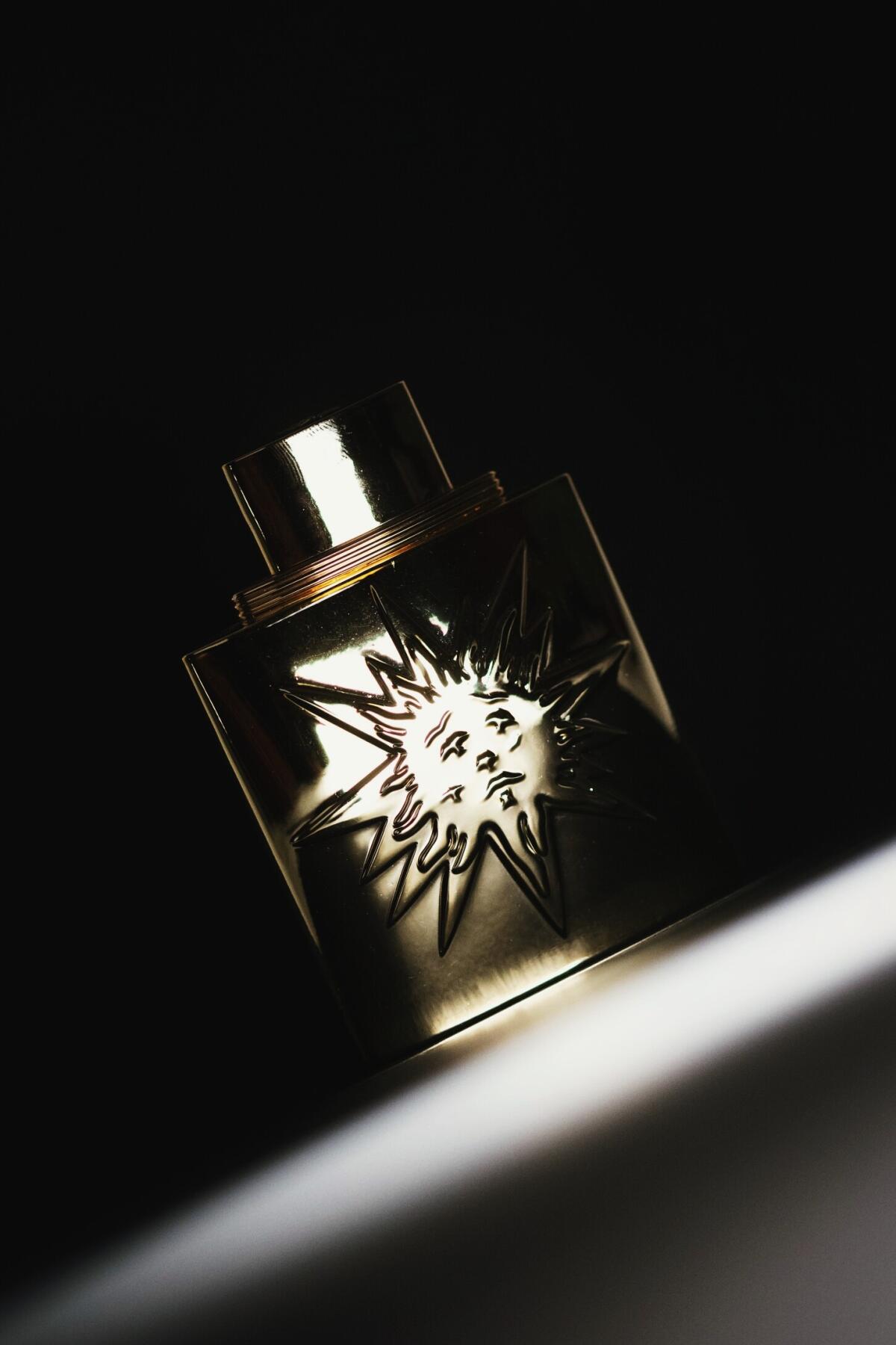 عطر ادکلن فبلاس تیان شان سالوادور دالی - Fabulous Tian Shan Salvador Dali - بررسی، قیمت و خرید