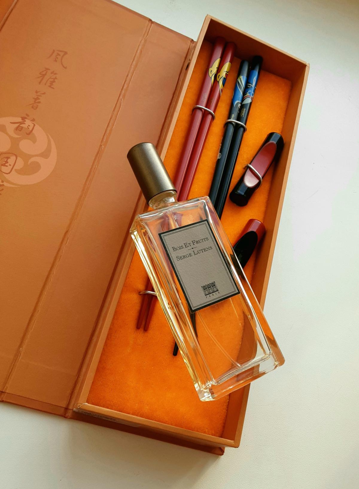 عطر ادکلن بوا ای فروی سرژ لوتنز - Bois et Fruits Serge Lutens - بررسی، قیمت و خرید