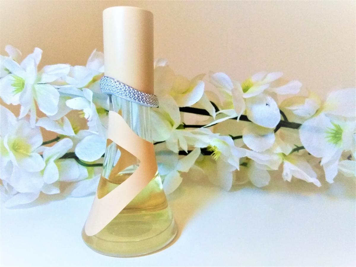 عطر ادکلن نود ریحانا - Nude Rihanna - بررسی، قیمت و خرید