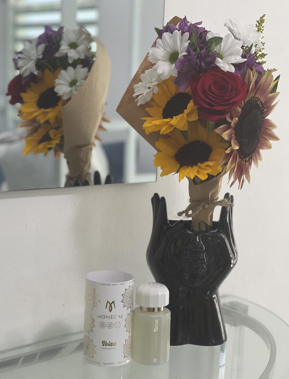 عطر ادکلن لا ایسلا بلانکا رامون مونه‌گال - #laislablanca (2023) Ramon Monegal - بررسی، قیمت و خرید