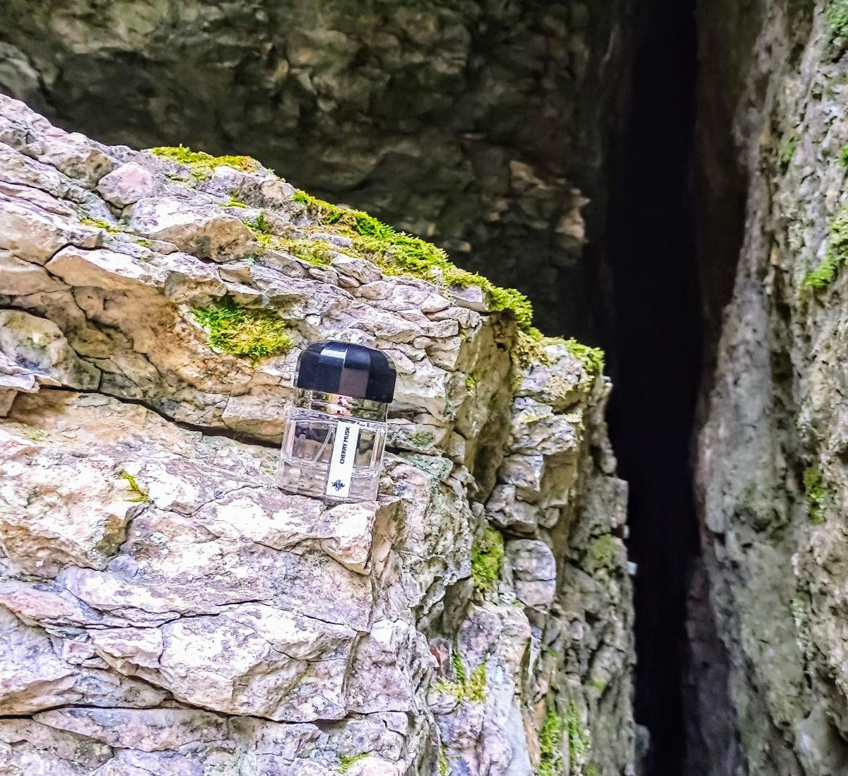 عطر ادکلن چری ماسک رامون مونه‌گال - Cherry Musk Ramon Monegal - بررسی، قیمت و خرید