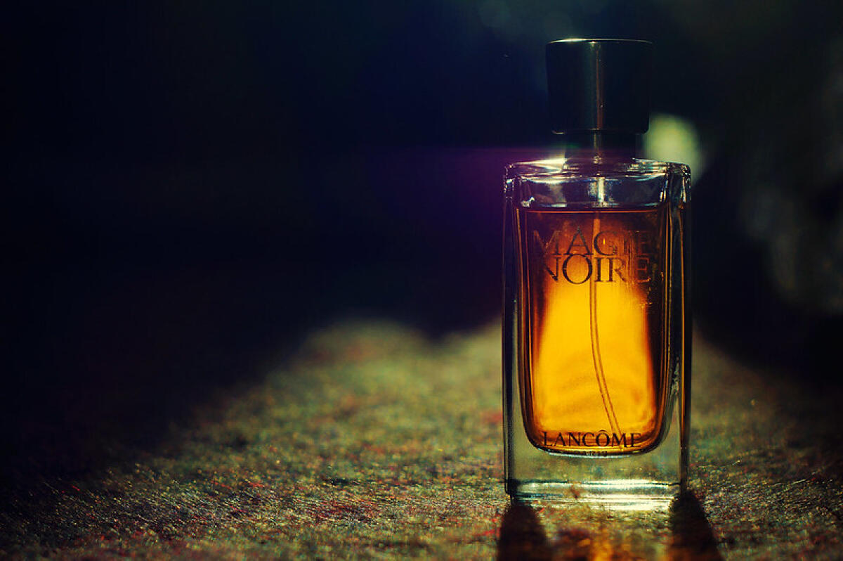 عطر ادکلن ماژی نوار لانکوم - Magie Noire Lancôme - بررسی، قیمت و خرید