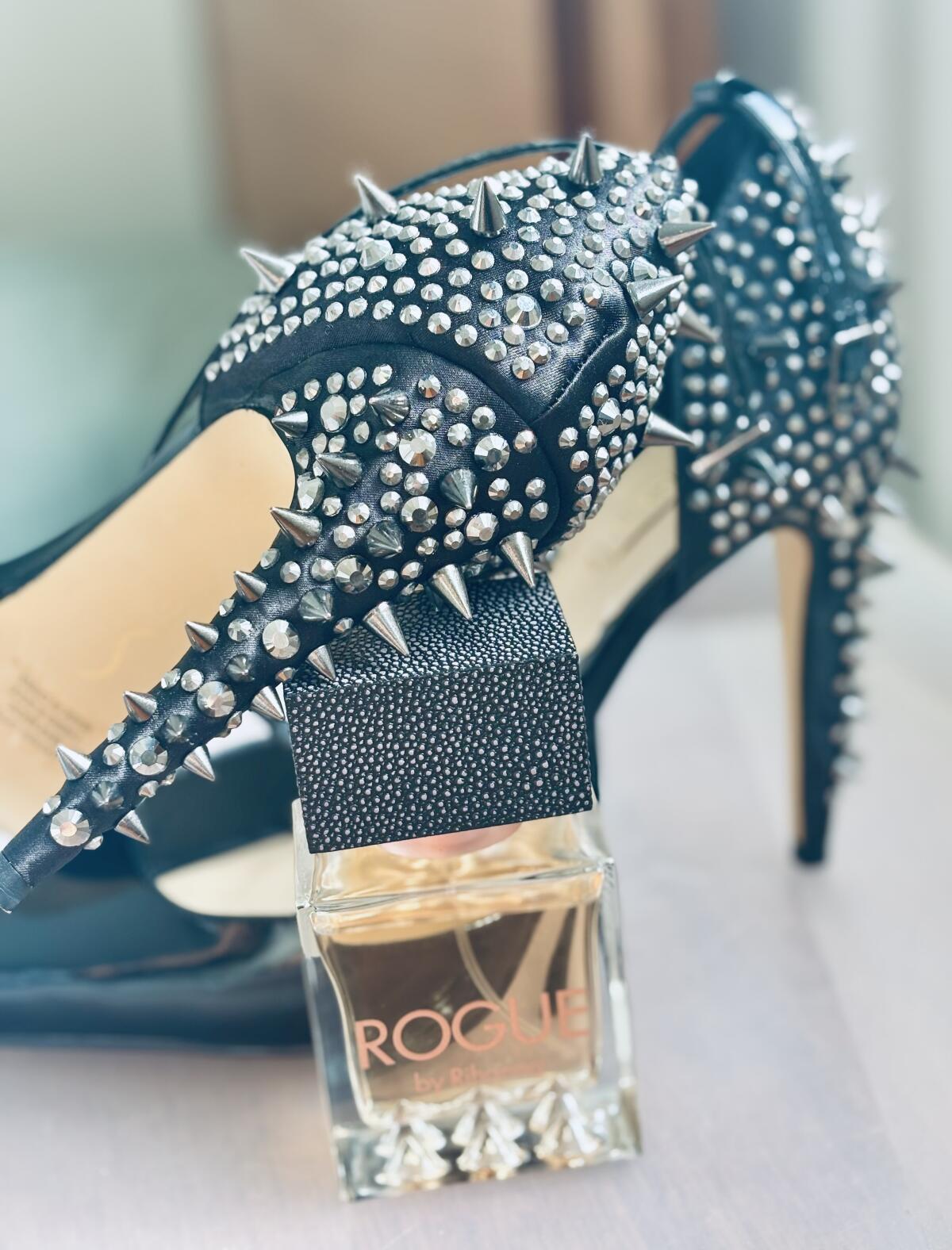 عطر ادکلن روگ ریحانا - Rogue Rihanna - بررسی، قیمت و خرید