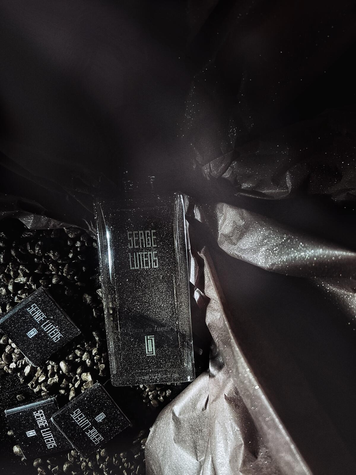 عطر ادکلن اکرن د فومه سرژ لوتنز - Écrin de Fumée Serge Lutens - بررسی، قیمت و خرید