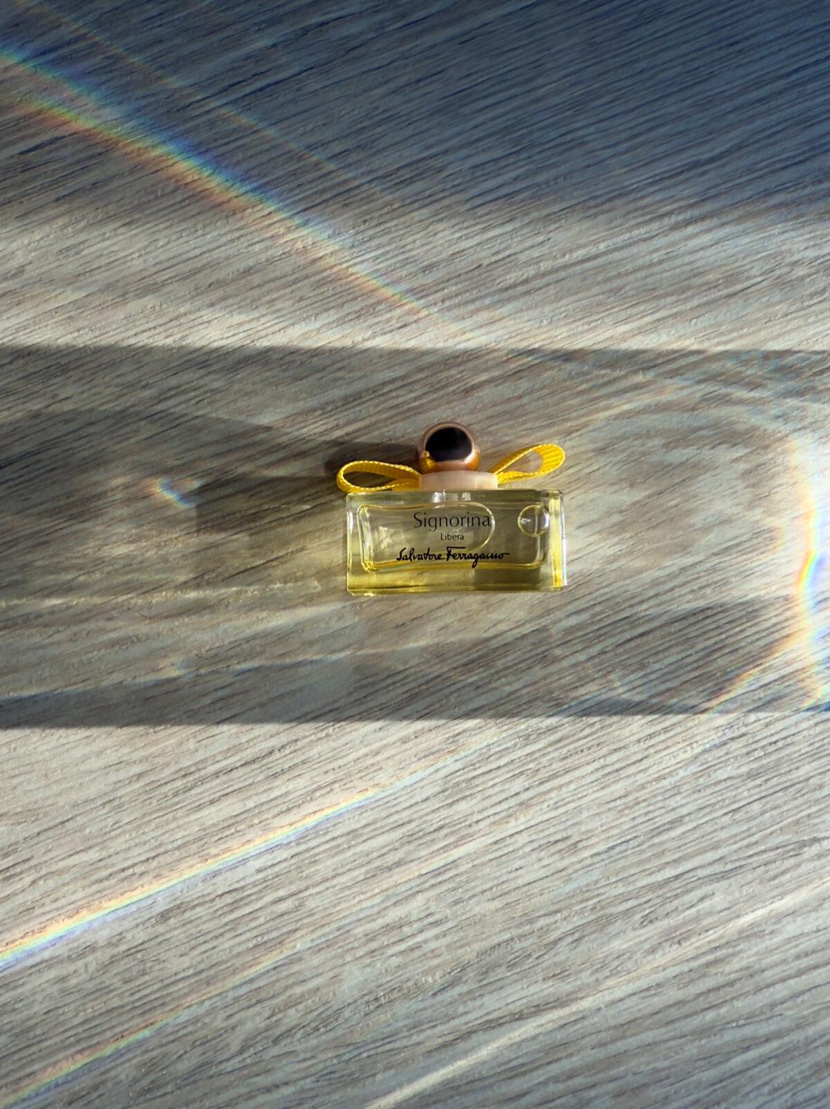 عطر ادکلن سینیورینا لیبِرا سالواتوره فراگامو - Signorina Libera Salvatore Ferragamo - بررسی، قیمت و خرید