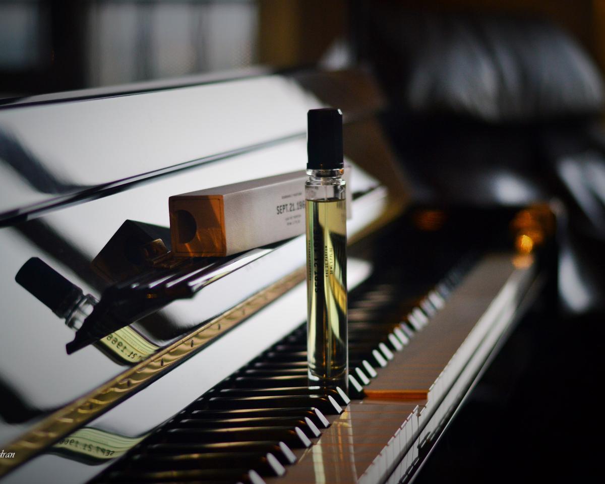 عطر ادکلن سپتامبر ۲۱، ۱۹۶۶ روند هولتز - SEPT.21.1966 Rundholz - بررسی، قیمت و خرید