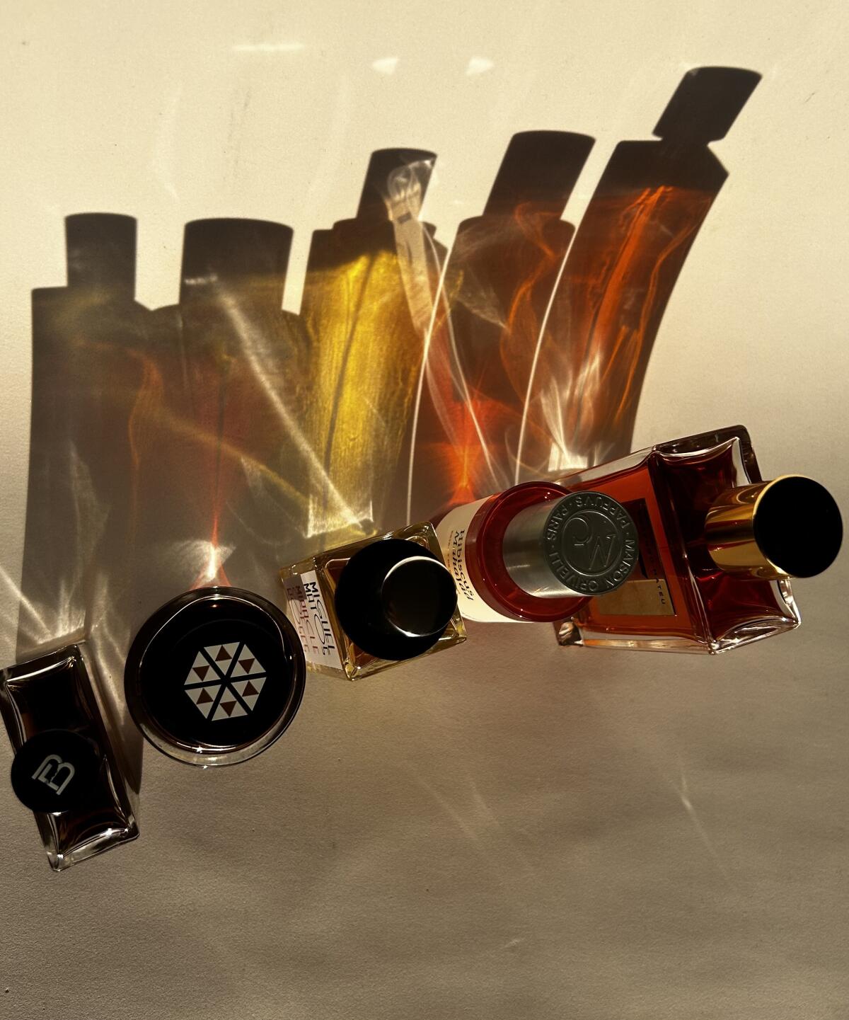 عطر ادکلن رزندو ماتیو شماره ۷ پچولی، عود، وانیلا روزندو ماتئو الفکتیو اکسپرشنز - Rosendo Mateu Nº 7 Patchouli, Oud, Vanilla Rosendo Mateu Olfactive Expressions - بررسی، قیمت و خرید