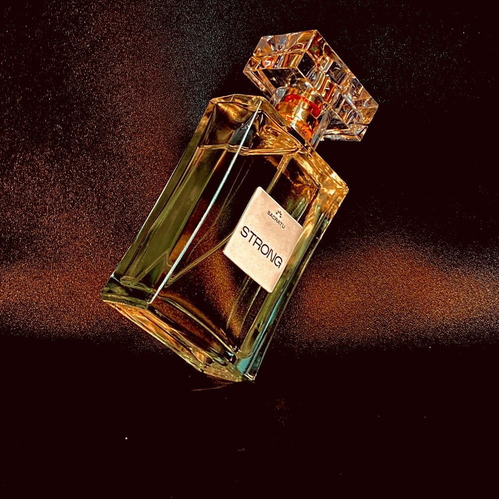 عطر ادکلن استرانگ ساکراتو - Strong Sacratu - بررسی، قیمت و خرید