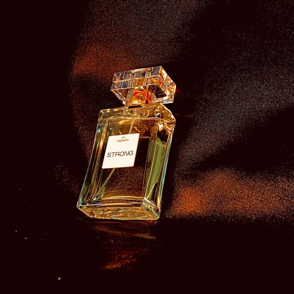 عطر ادکلن استرانگ ساکراتو - Strong Sacratu - بررسی، قیمت و خرید
