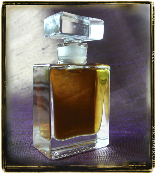 عطر ادکلن آرورا راکسانا ایلومینیتد پرفیوم - Aurora Roxana Illuminated Perfume - بررسی، قیمت و خرید