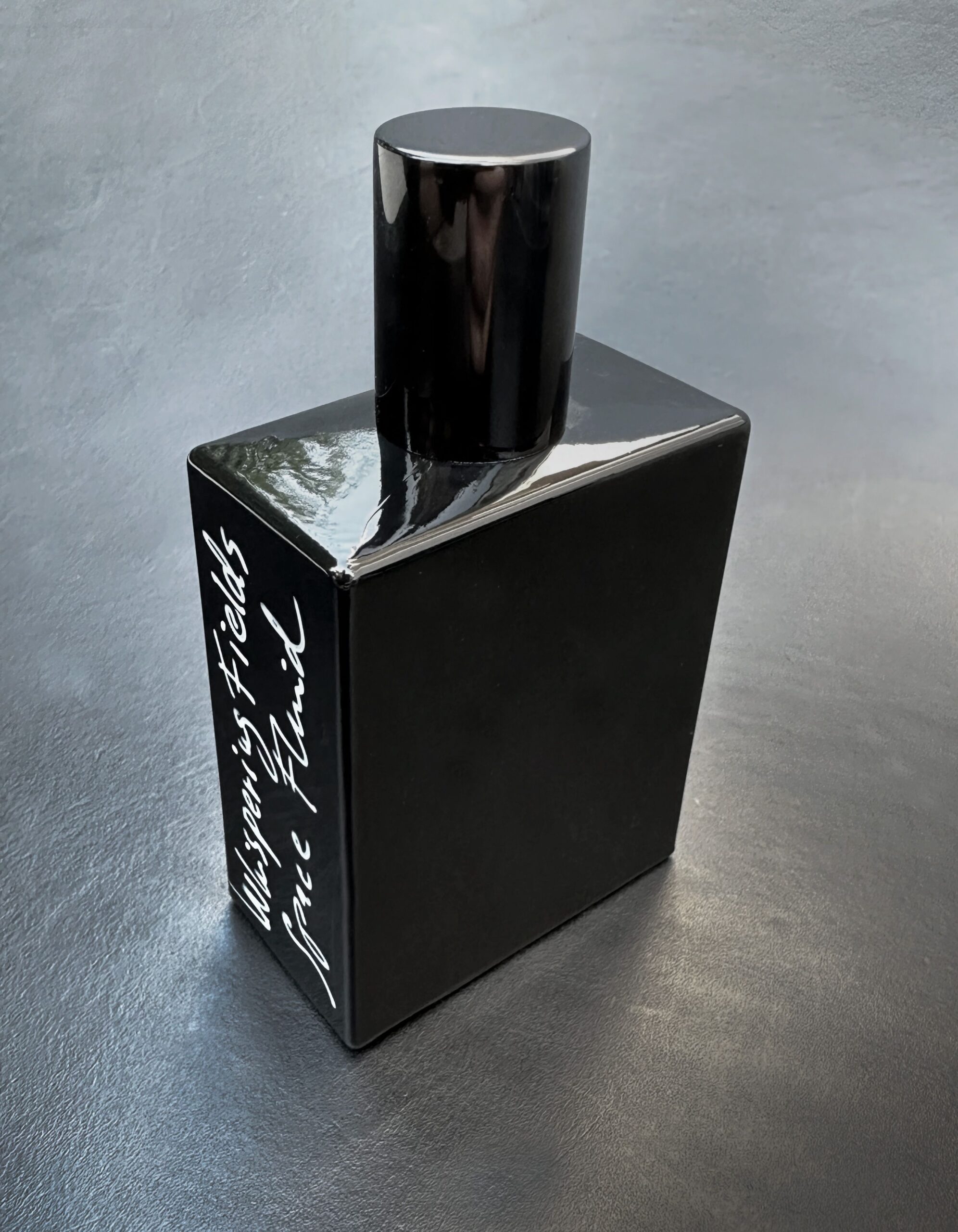 عطر ادکلن ویسپِرینگ فیلدز اسپیس فلوئید - Whispering Fields Space Fluid - بررسی، قیمت و خرید