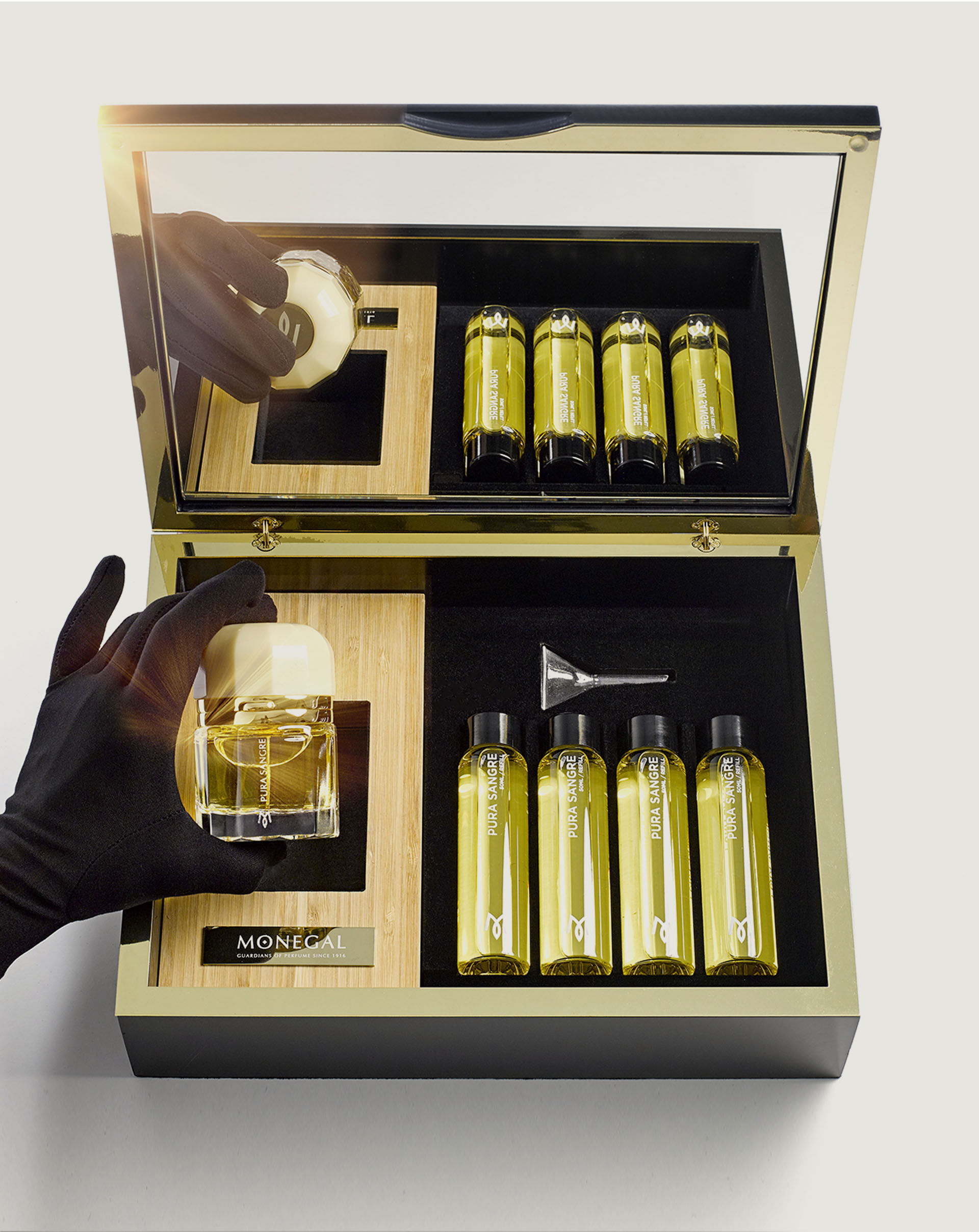 عطر ادکلن پورا سانگرا رامون مونه‌گال - Pura Sangre Ramon Monegal - بررسی، قیمت و خرید