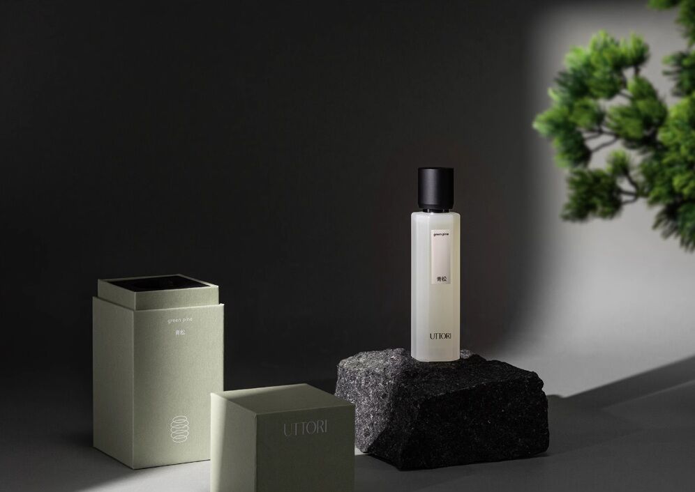 عطر ادکلن گرین پاین اوتوری - Green Pine 青松 Uttori 五朵里 - بررسی، قیمت و خرید