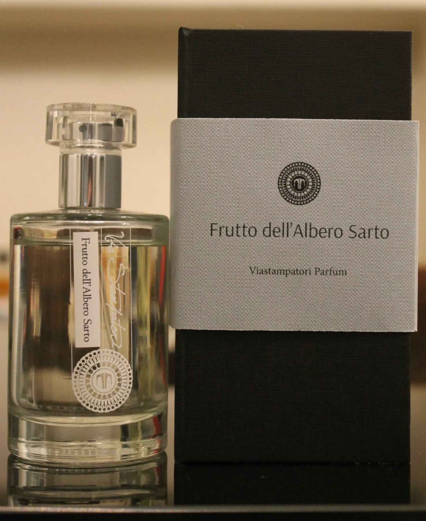 عطر ادکلن فروتو دل آلبرو سارتو ویا استامپاتوری - Frutto dell'Albero Sarto Via Stampatori - بررسی، قیمت و خرید